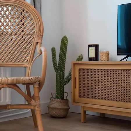 Hypercentre - Private Parking, Metro + Train 100m Appartamento